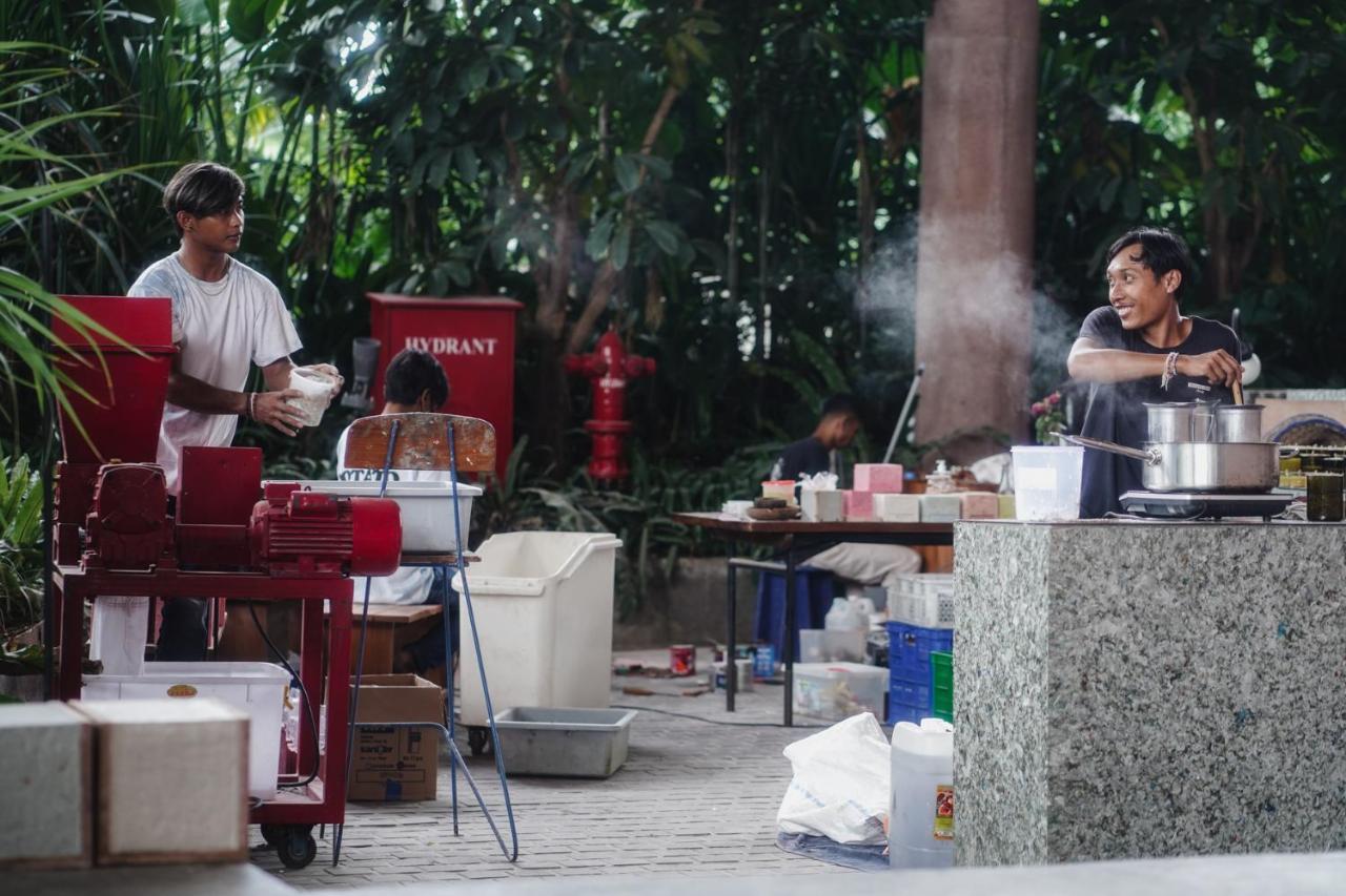 Potato Head Suites & Studios Семиньяк Экстерьер фото A street vendor in Jakarta, Indonesia