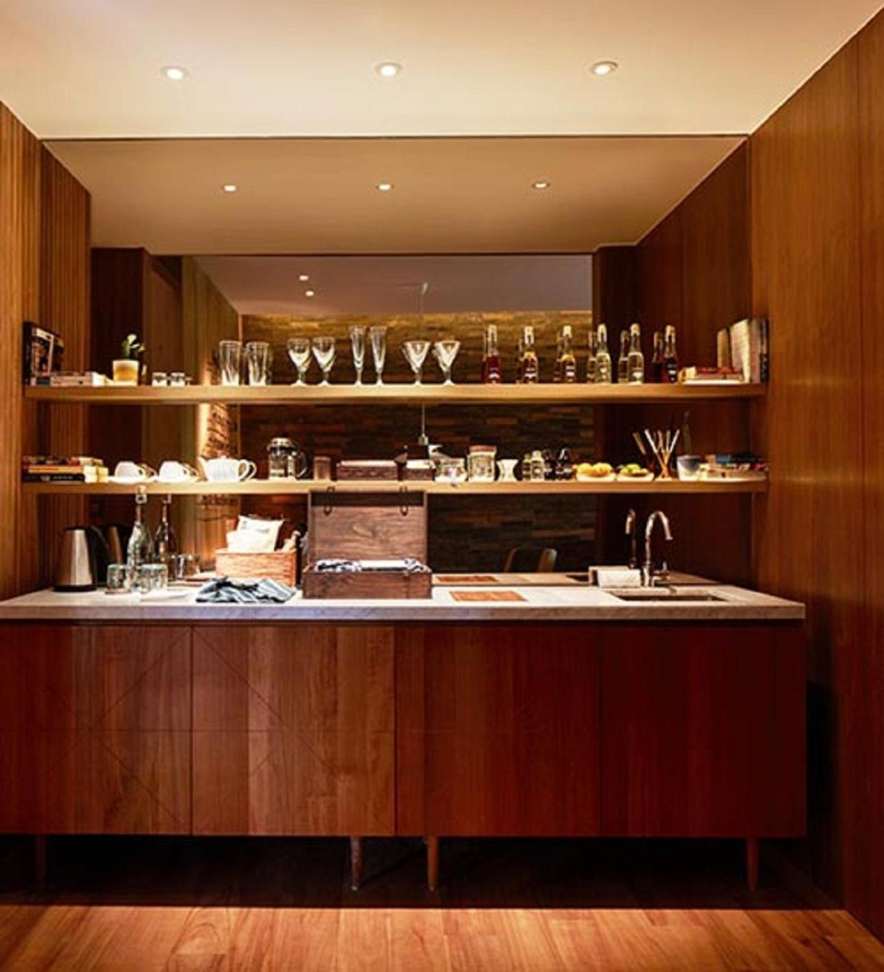 Potato Head Suites & Studios Семиньяк Экстерьер фото A wet bar in a hotel room