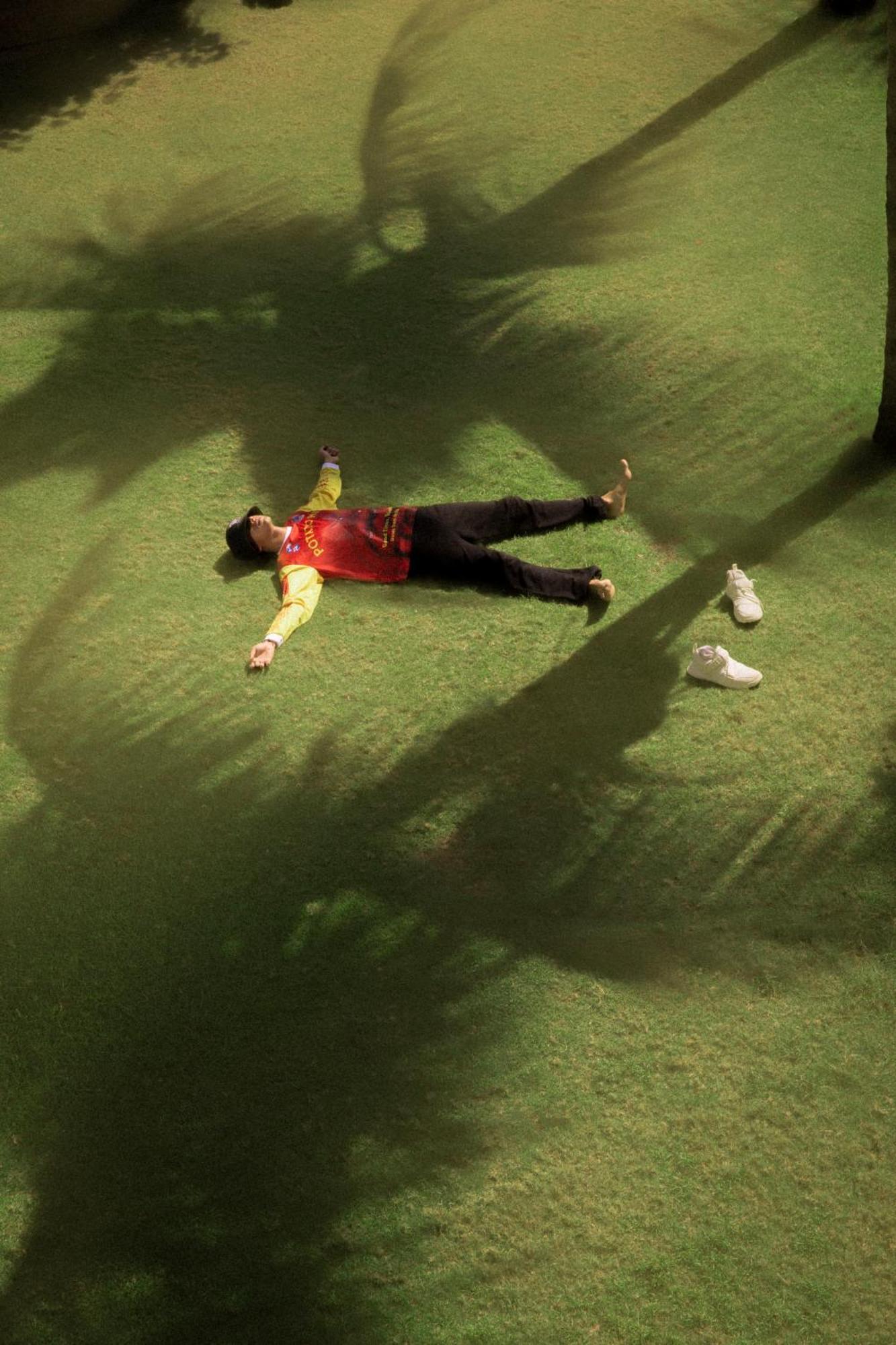 Potato Head Suites & Studios Семиньяк Экстерьер фото A man lying on the grass