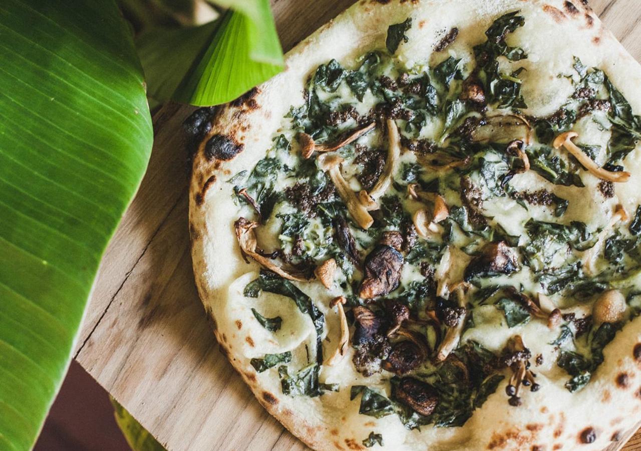 Potato Head Suites & Studios Семиньяк Экстерьер фото A spinach and mushroom pizza
