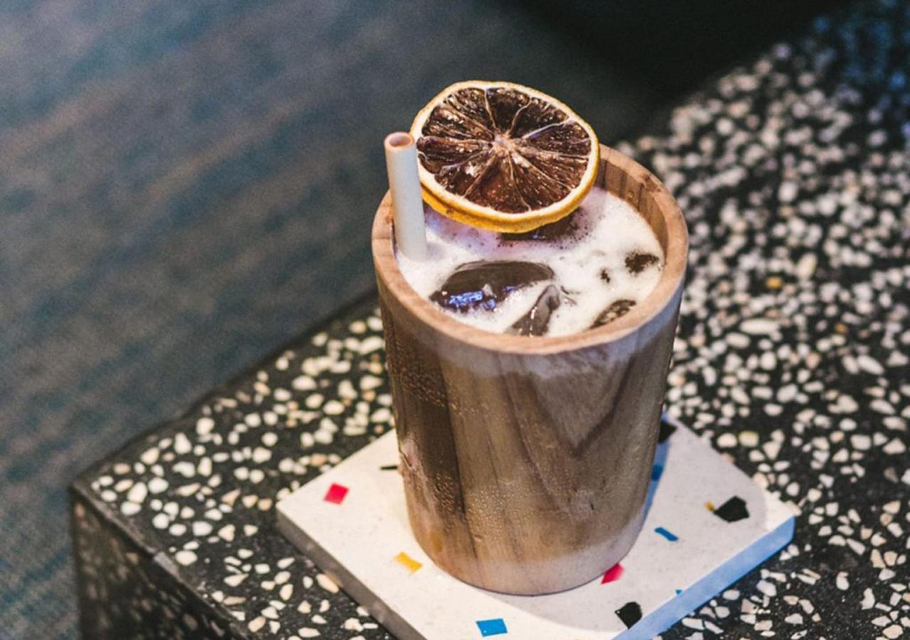 Potato Head Suites & Studios Семиньяк Экстерьер фото A cocktail served in a wooden glass
