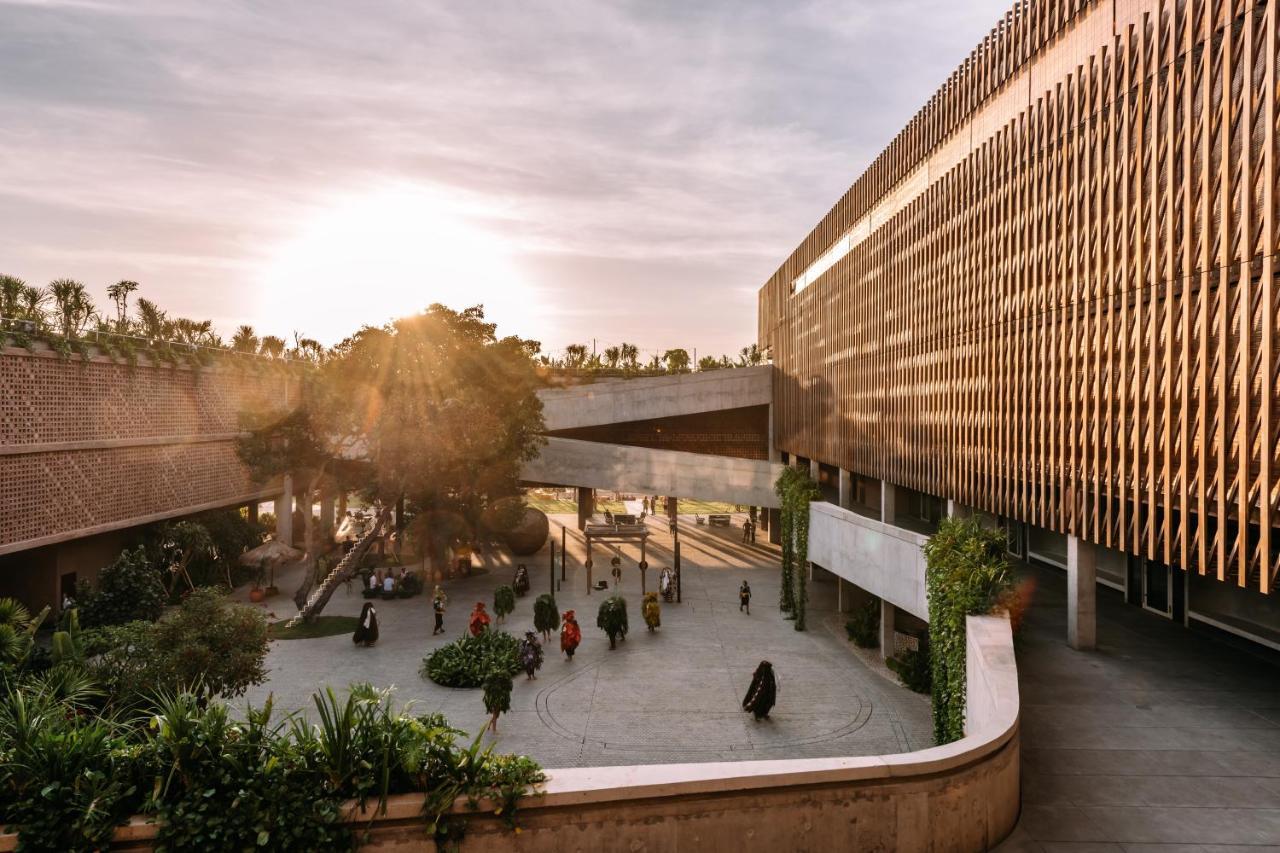 Potato Head Suites & Studios Семиньяк Экстерьер фото The proposed station at the heart of the new town